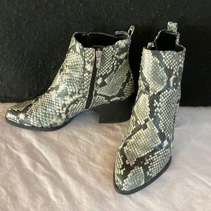 Women’s circus Sam Edelman snakeskin booties 8.5